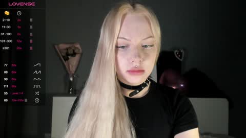 Snapshot of nicole_yo chatting on December 11, 8:28 pm Mary online show from December 11, 8:28 pm