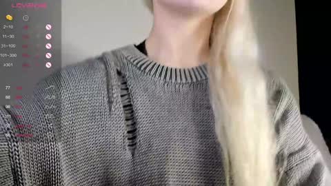 Snapshot of nicole_yo chatting on December 2, 11:27 pm Mary online show from December 2, 11:27 pm