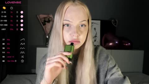 Snapshot of nicole_yo chatting on December 12, 7:26 pm Mary online show from December 12, 7:26 pm
