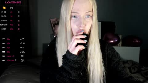 Snapshot of nicole_yo chatting on January 19, 8:19 pm Mary online show from January 19, 8:19 pm