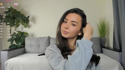Snapshot of nicoleluuv chatting on December 19, 1:07 pm Dua Lipa online show from December 19, 1:07 pm