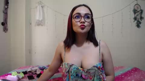 Snapshot of nicolle_sky chatting on February 19, 5:49 pm nicolle_sky online show from February 19, 5:49 pm