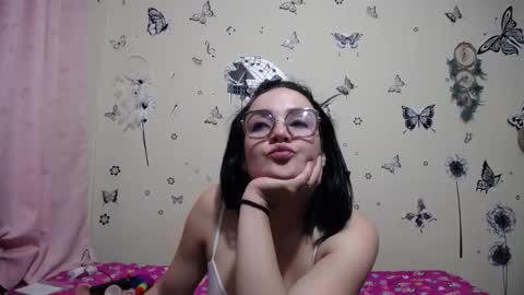 nicolle_sky online show from February 22, 8:26 am