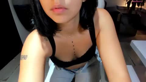 Snapshot of nicolross_ chatting on December 13, 4:22 am NicolRoss online show from December 13, 4:22 am