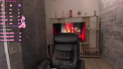 Snapshot of nicolross_ chatting on December 12, 4:53 pm NicolRoss online show from December 12, 4:53 pm