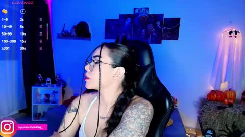 Snapshot of nicorobinn chatting on October 27, 1:12 am Lizzie online show from October 27, 1:12 am