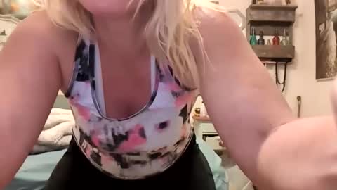 nikki32313 online show from April 20, 6:16 am