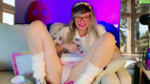 Snapshot of nikki_goldberg chatting on October 5, 10:09 am Kitty Chatte online show from October 5, 10:09 am