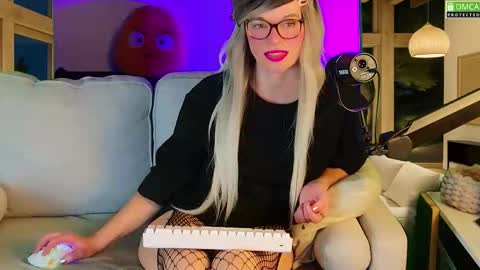 Snapshot of nikki_goldberg chatting on October 7, 8:13 pm Kitty Chatte online show from October 7, 8:13 pm