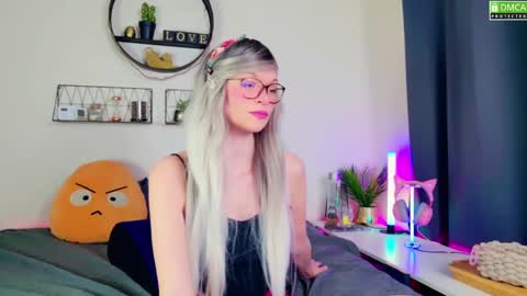 Snapshot of nikki_goldberg chatting on January 11, 7:39 am Kitty Chatte online show from January 11, 7:39 am