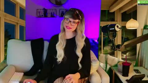Snapshot of nikki_goldberg chatting on September 15, 7:43 pm Kitty Chatte online show from September 15, 7:43 pm