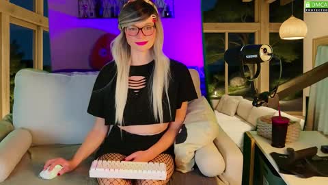 Snapshot of nikki_goldberg chatting on September 23, 8:29 pm Kitty Chatte online show from September 23, 8:29 pm