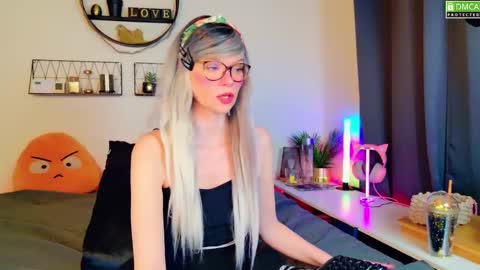 Snapshot of nikki_goldberg chatting on February 1, 8:29 am Kitty Chatte online show from February 1, 8:29 am