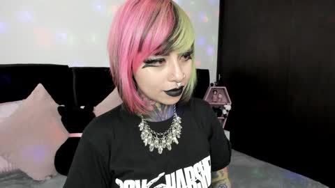 Snapshot of nikkiramone chatting on December 13, 9:58 am Nikki Ramone online show from December 13, 9:58 am