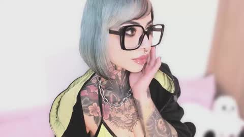 Nikki Ramone   online show from October 9, 11:31 pm