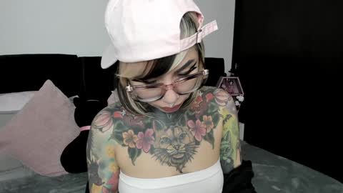 Snapshot of nikkiramone chatting on January 14, 11:53 am Nikki Ramone online show from January 14, 11:53 am