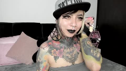 Snapshot of nikkiramone chatting on January 10, 12:15 pm Nikki Ramone online show from January 10, 12:15 pm