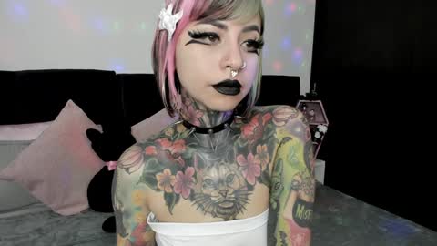 Snapshot of nikkiramone chatting on December 6, 9:10 am Nikki Ramone online show from December 6, 9:10 am