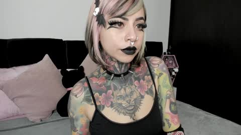 Snapshot of nikkiramone chatting on December 18, 9:25 am Nikki Ramone online show from December 18, 9:25 am