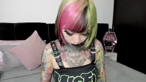 Snapshot of nikkiramone chatting on February 9, 6:43 am Nikki Ramone online show from February 9, 6:43 am