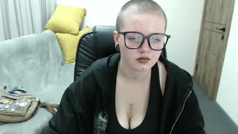 nikkysnow online show from September 20, 8:23 am