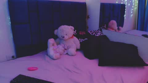 nikolle_huyt online show from September 10, 9:37 pm