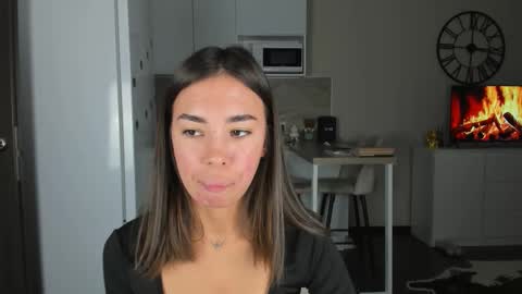 Snapshot of nilliluv chatting on October 12, 1:19 am Bella online show from October 12, 1:19 am