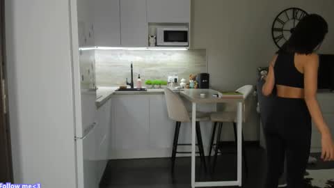 Snapshot of nilliluv chatting on October 16, 11:46 am Bella online show from October 16, 11:46 am