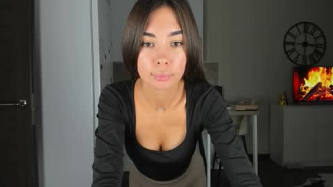 Snapshot of nilliluv chatting on October 14, 2:47 am Bella online show from October 14, 2:47 am