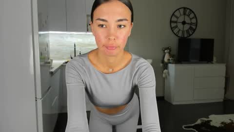 Snapshot of nilliluv chatting on October 25, 11:18 am Bella online show from October 25, 11:18 am