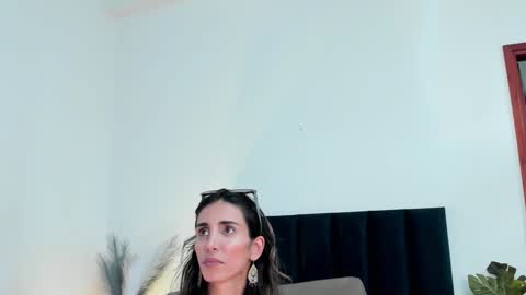 Nina online show from February 5, 6:15 pm