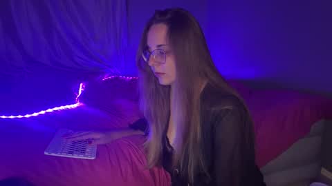 ninaglow_ online show from September 17, 7:45 pm