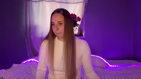 ninaglow_ online show from September 24, 1:43 pm