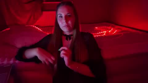 ninaglow_ online show from October 6, 7:18 pm