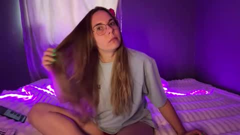 ninaglow_ online show from September 27, 10:33 am