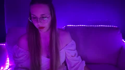 ninaglow_ online show from September 9, 6:41 pm