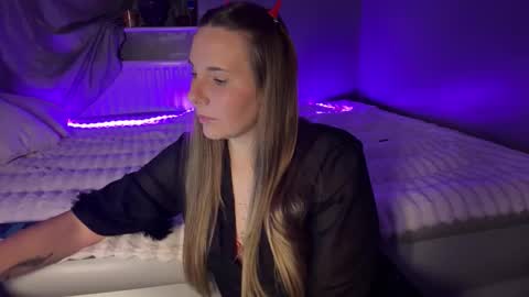 ninaglow_ online show from October 3, 7:08 pm