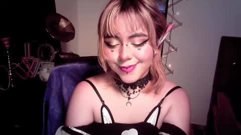 NIina Mon online show from October 23, 4:02 pm