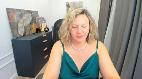 ninastarle online show from April 11, 6:30 am