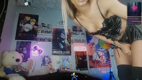 Snapshot of niviawolfe chatting on December 9, 3:40 am NIVIA WOLFE online show from December 9, 3:40 am