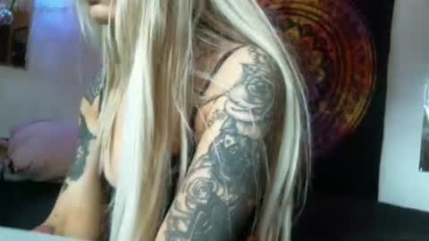 Leah online show from December 18, 5:52 pm