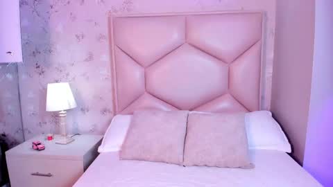 Snapshot of noa_butterfly chatting on October 13, 11:35 am ambarsulliva online show from October 13, 11:35 am