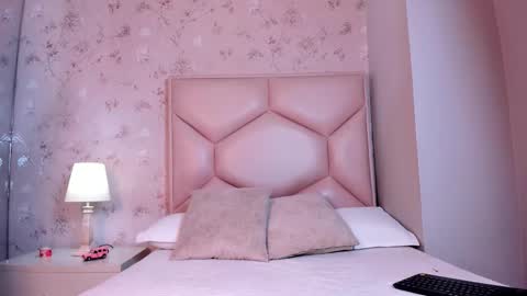 Snapshot of noa_butterfly chatting on October 28, 11:38 am ambarsulliva online show from October 28, 11:38 am