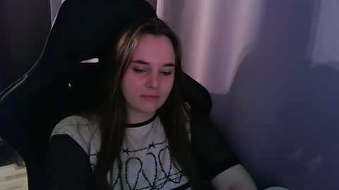 noir_ember_ online show from September 18, 11:42 am