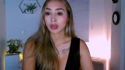 Snapshot of nycole_1988 chatting on March 2, 3:02 am Nycole online show from March 2, 3:02 am