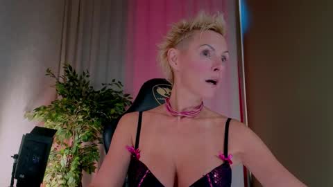 nymphvariety online show from September 30, 5:24 am