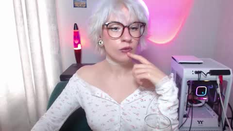 Snapshot of obedientt_ chatting on October 5, 10:09 am Moonlight online show from October 5, 10:09 am