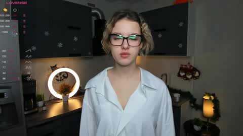 Lynna online show from December 19, 4:02 pm
