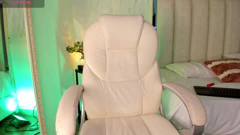 Holly online show from December 7, 8:05 pm
