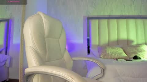 Holly online show from December 17, 7:59 pm